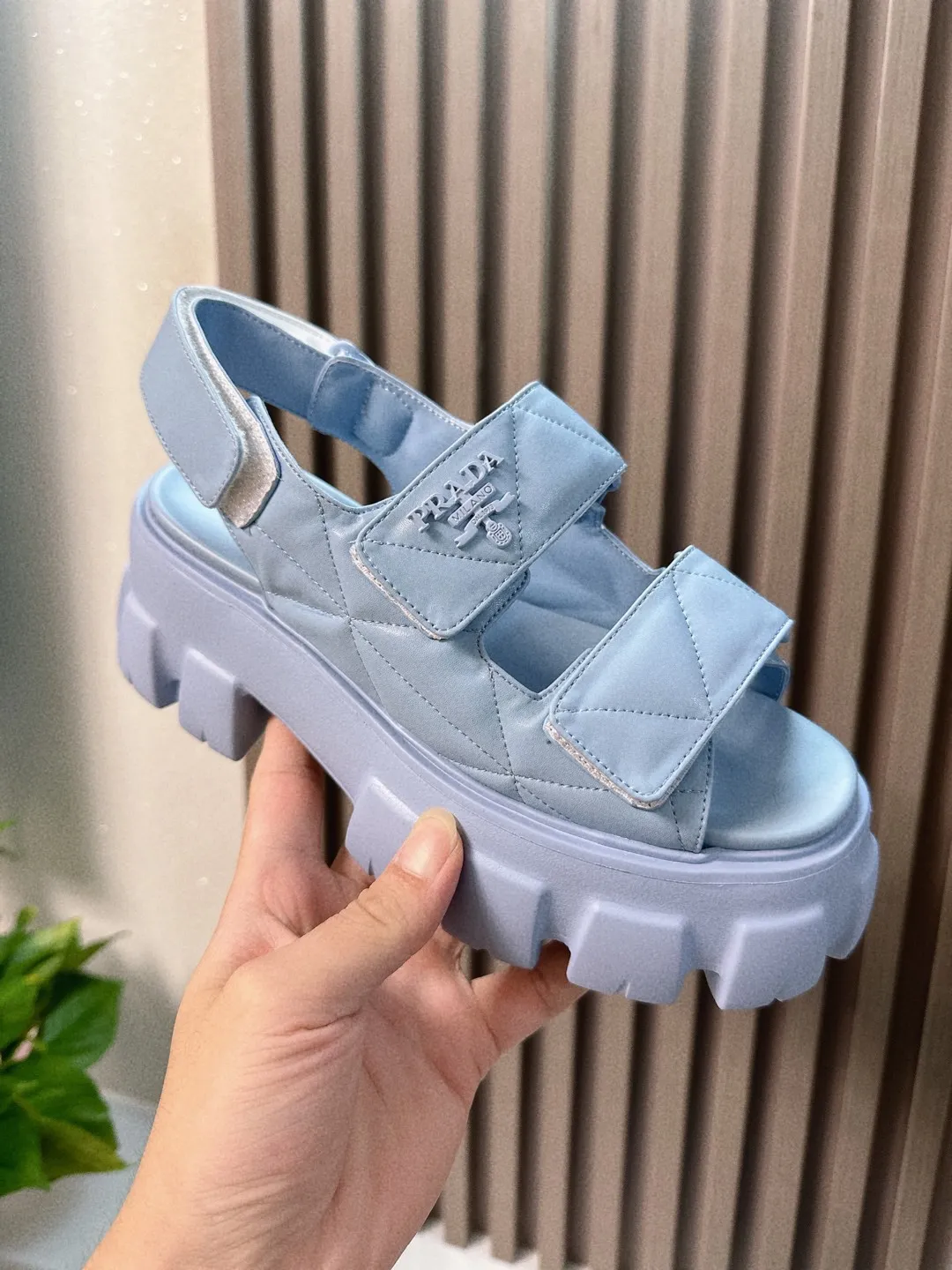 👟👟Ex-factory price 520👟👟 Prada 2024 new summer sandals series Thick-soled sandals This is a must-have for summer. It feels soft and delicate on the feet and is extremely comfortable. You can match it as you like. Original molded midsole. Original foaming technology tooth outsole, size 35-41.